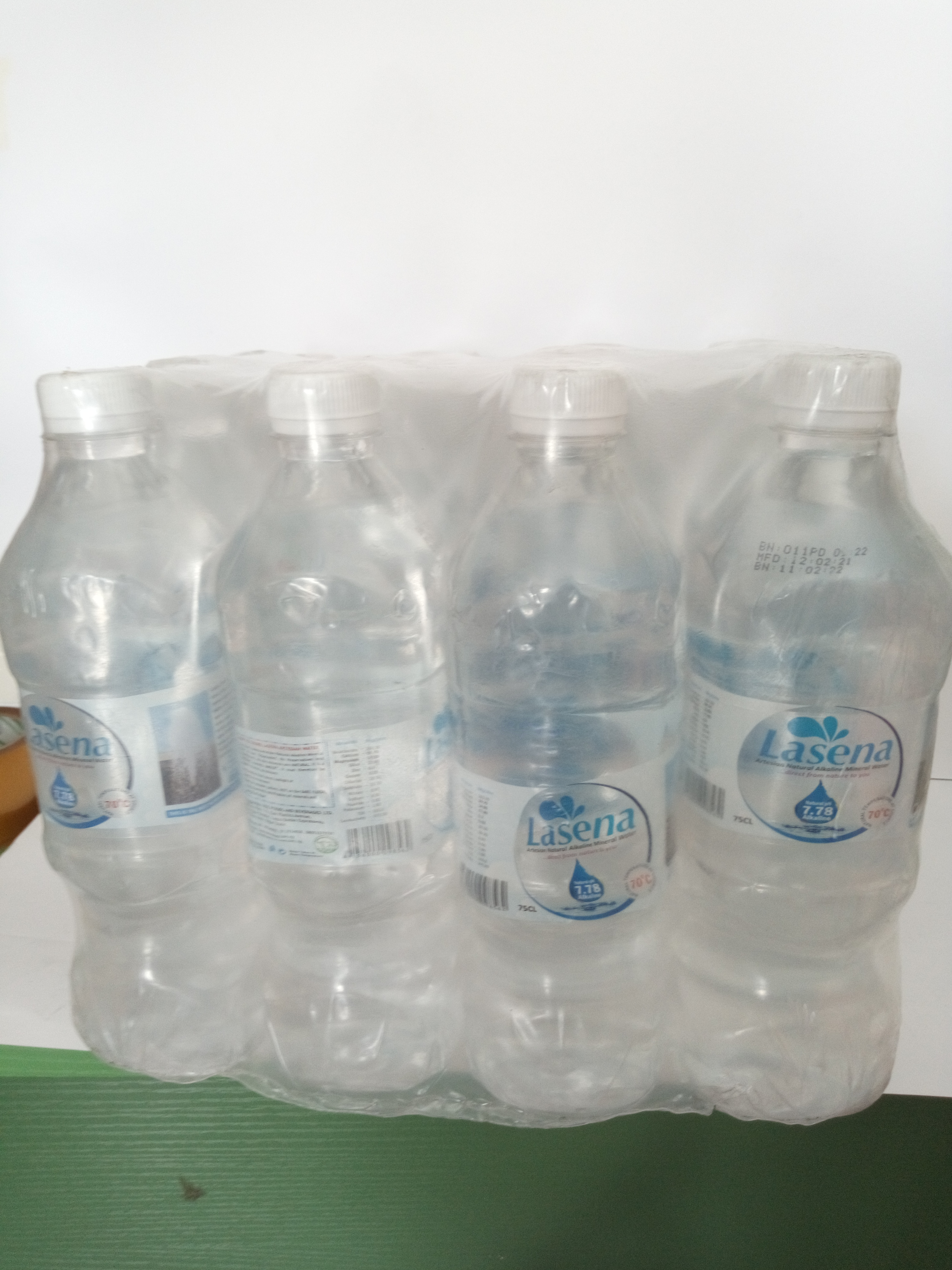 Lasena Artesian natural alkaline mineral water (pack size by 20 and 16 pc)